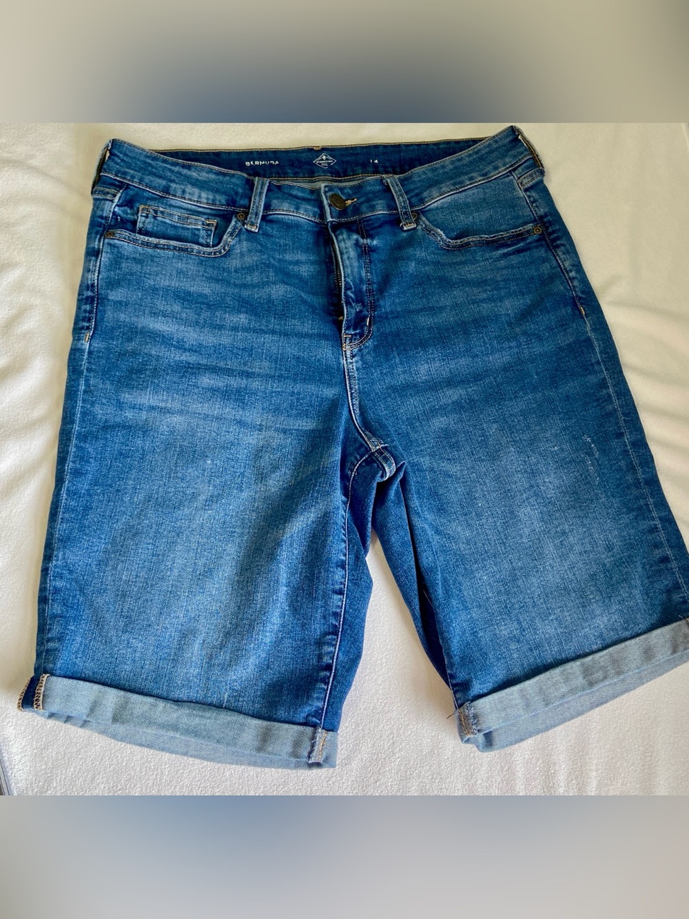 St John’s Bay Bermuda Denim Jean Shorts Womens 14 Mid Rise Stretch Blue Casual